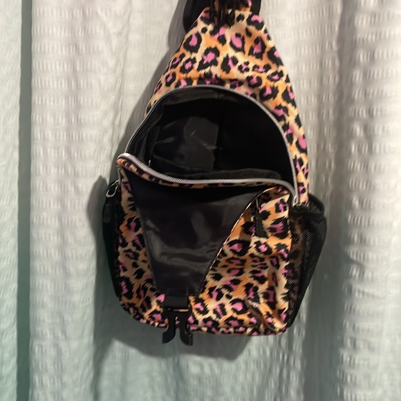 Leopard print one shoulder Back pack bag//purse NWOT - Picture 2 of 8